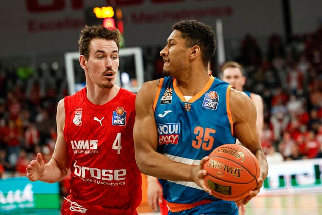 rechts 35 Karim Jallow (ratiopharm Ulm) links Omar Prewitt (Brose Bamberg, 04) Brose Bamberg - ratiopharm Ulm - easyCredit-BBL - Basketball Bundesliga Saison 2021 22 Spieltag 31, 17.04.2022 Bamberg, Brose Arena Foto: Daniel Löb Loeb Copyright: DanielxLöb