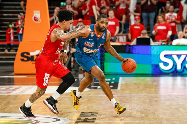 rechts 07 Sindarius Thornwell (ratiopharm Ulm) links Justin Robinson (Brose Bamberg, 12) Brose Bamberg - ratiopharm Ulm - easyCredit-BBL - Basketball Bundesliga Saison 2021 22 Spieltag 31, 17.04.2022 Bamberg, Brose Arena Foto: Daniel Löb Loeb Copyright: DanielxLöb