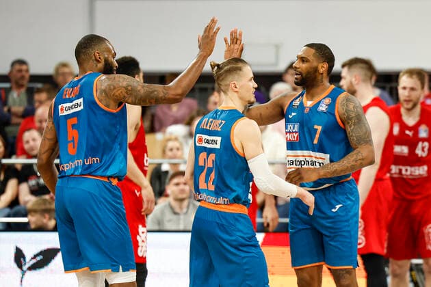 vlnr 05 Sean Evans (ratiopharm Ulm) 22 Thomas Klepeisz (ratiopharm Ulm) 07 Sindarius Thornwell (ratiopharm Ulm) Brose Bamberg - ratiopharm Ulm - easyCredit-BBL - Basketball Bundesliga Saison 2021 22 Spieltag 31, 17.04.2022 Bamberg, Brose Arena Foto: Daniel Löb Loeb Copyright: DanielxLöb