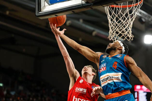 rechts 04 Jaron Blossomgame (ratiopharm Ulm) links Omar Prewitt (Brose Bamberg, 04) Brose Bamberg - ratiopharm Ulm - easyCredit-BBL - Basketball Bundesliga Saison 2021 22 Spieltag 31, 17.04.2022 Bamberg, Brose Arena Foto: Daniel Löb Loeb Copyright: DanielxLöb