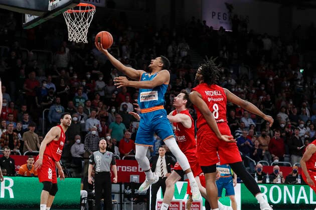 links 35 Karim Jallow (ratiopharm Ulm) rechts Akil Mitchell (Brose Bamberg, 08) Brose Bamberg - ratiopharm Ulm - easyCredit-BBL - Basketball Bundesliga Saison 2021 22 Spieltag 31, 17.04.2022 Bamberg, Brose Arena Foto: Daniel Löb Loeb Copyright: DanielxLöb