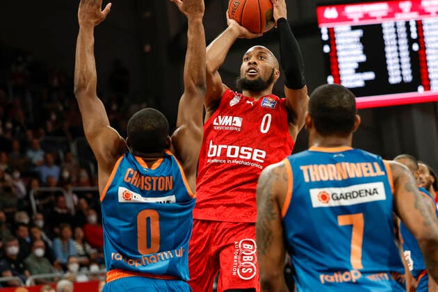 Mitte Chris Dowe (Brose Bamberg, 00) rechts 07 Sindarius Thornwell (ratiopharm Ulm) links 00 Semaj Christon (ratiopharm Ulm) Brose Bamberg - ratiopharm Ulm - easyCredit-BBL - Basketball Bundesliga Saison 2021 22 Spieltag 31, 17.04.2022 Bamberg, Brose Arena Foto: Daniel Löb Loeb Copyright: DanielxLöb