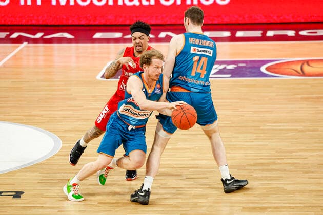 Mitte 06 Per Günther (ratiopharm Ulm) links Justin Robinson (Brose Bamberg, 12) rechts 14 Philipp Herkenhoff (ratiopharm Ulm) Brose Bamberg - ratiopharm Ulm - easyCredit-BBL - Basketball Bundesliga Saison 2021 22 Spieltag 31, 17.04.2022 Bamberg, Brose Arena Foto: Daniel Löb Loeb Copyright: DanielxLöb