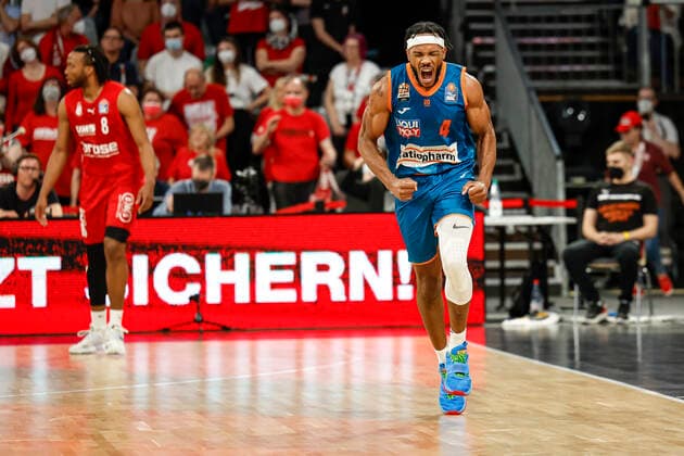 Jubel 04 Jaron Blossomgame (ratiopharm Ulm) Brose Bamberg - ratiopharm Ulm - easyCredit-BBL - Basketball Bundesliga Saison 2021 22 Spieltag 31, 17.04.2022 Bamberg, Brose Arena Foto: Daniel Löb Loeb Copyright: DanielxLöb