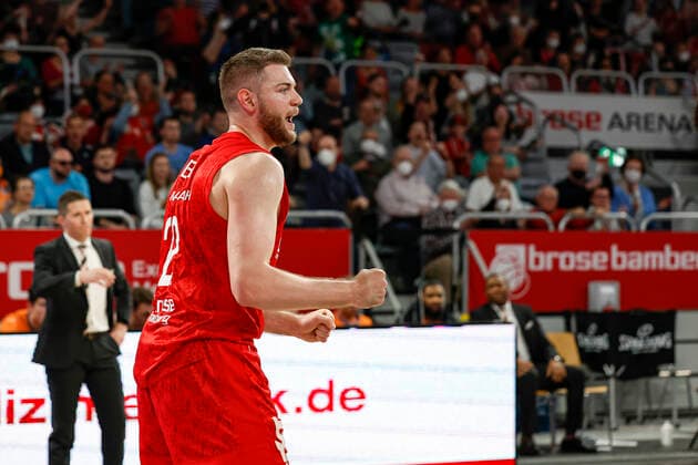 Jubel Martinas Geben (Brose Bamberg, 22) Brose Bamberg - ratiopharm Ulm - easyCredit-BBL - Basketball Bundesliga Saison 2021 22 Spieltag 31, 17.04.2022 Bamberg, Brose Arena Foto: Daniel Löb Loeb Copyright: DanielxLöb