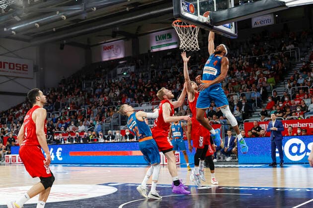 Dunking 04 Jaron Blossomgame (ratiopharm Ulm) rechts Brose Bamberg - ratiopharm Ulm - easyCredit-BBL - Basketball Bundesliga Saison 2021 22 Spieltag 31, 17.04.2022 Bamberg, Brose Arena Foto: Daniel Löb Loeb Copyright: DanielxLöb