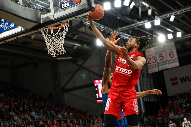Akil Mitchell (Brose Bamberg, 08) Brose Bamberg - ratiopharm Ulm - easyCredit-BBL - Basketball Bundesliga Saison 2021 22 Spieltag 31, 17.04.2022 Bamberg, Brose Arena Foto: Daniel Löb Loeb Copyright: DanielxLöb