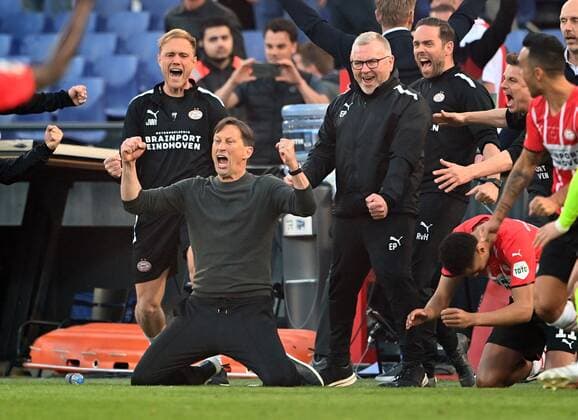 Sport Themen der Woche KW15 Sport Bilder des Tages ROTTERDAM - PSV Eindhoven coach Roger Schmidt celebrates the 2-1 victory during the Dutch TOTO KNVB Cup Final match between PSV and AJAX at Stadion de Kuip on April 17, 2022 in Rotterdam, Netherlands. ANP OLAF KRAAK Dutch Toto KNVB Cup Final 2022 xVIxANPxSportx xxANPxIVx *** ROTTERDAM PSV Eindhoven coach Roger Schmidt celebrates the 2 1 victory during the Dutch TOTO KNVB Cup Final match between PSV and AJAX at Stadion de Kuip on April 17, 2022 in Rotterdam, Netherlands ANP OLAF KRAAK Dutch Toto KNVB Cup Final 2022 xVIxANPxSportx xxANPxIVx 447239237 originalFilename: 447239237.jpg