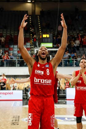 Jubel Akil Mitchell (Brose Bamberg, 08) Brose Bamberg - ratiopharm Ulm - easyCredit-BBL - Basketball Bundesliga Saison 2021 22 Spieltag 31, 17.04.2022 Bamberg, Brose Arena Foto: Daniel Löb Loeb Copyright: DanielxLöb