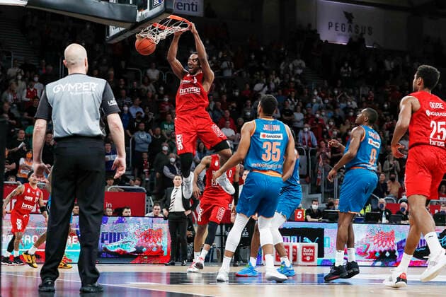 links Akil Mitchell (Brose Bamberg, 08) rechts 35 Karim Jallow (ratiopharm Ulm) Brose Bamberg - ratiopharm Ulm - easyCredit-BBL - Basketball Bundesliga Saison 2021 22 Spieltag 31, 17.04.2022 Bamberg, Brose Arena Foto: Daniel Löb Loeb Copyright: DanielxLöb