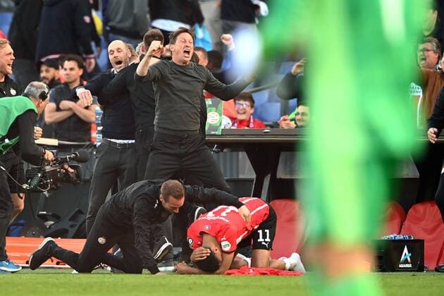 ROTTERDAM - PSV Eindhoven coach Roger Schmidt celebrates the 2-1 victory during the Dutch TOTO KNVB Cup Final match between PSV and AJAX at Stadion de Kuip on April 17, 2022 in Rotterdam, Netherlands. ANP OLAF KRAAK Dutch Toto KNVB Cup Final 2022 xVIxANPxSportx xxANPxIVx *** ROTTERDAM PSV Eindhoven coach Roger Schmidt celebrates the 2 1 victory during the Dutch TOTO KNVB Cup Final match between PSV and AJAX at Stadion de Kuip on April 17, 2022 in Rotterdam, Netherlands ANP OLAF KRAAK Dutch Toto KNVB Cup Final 2022 xVIxANPxSportx xxANPxIVx 447240554 originalFilename: 447240554.jpg