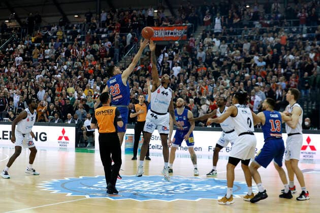 17.04.2022, easyCredit Basketball Bundesliga, BBL, Saison 2021 2022, Herren, Syntainics MBC - Chemnitz Niners Goran Huskic, Syntainics MBC, Darion Atkins, Niners Chemnitz Leipzig QUARTERBACK Immobilien ARENA Sachsen Germany