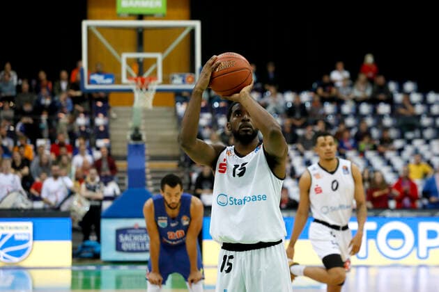 17.04.2022, easyCredit Basketball Bundesliga, BBL, Saison 2021 2022, Herren, Syntainics MBC - Chemnitz Niners Frantz Massenat, Niners Chemnitz beim Freiwurf Leipzig QUARTERBACK Immobilien ARENA Sachsen Germany