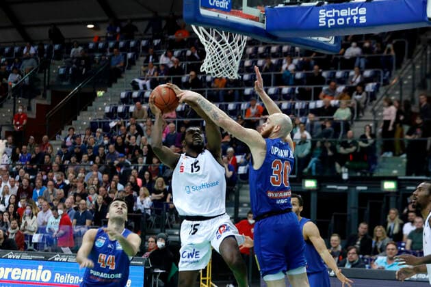 17.04.2022, easyCredit Basketball Bundesliga, BBL, Saison 2021 2022, Herren, Syntainics MBC - Chemnitz Niners Frantz Massenat, Niners Chemnitz, Reggie Upshaw, Syntainics MBC Leipzig QUARTERBACK Immobilien ARENA Sachsen Germany