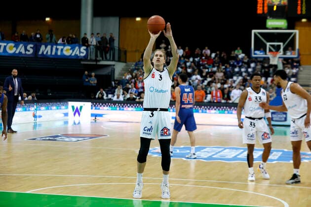 17.04.2022, easyCredit Basketball Bundesliga, BBL, Saison 2021 2022, Herren, Syntainics MBC - Chemnitz Niners Malte Ziegenhagen, Niners Chemnitz beim Freiwurf Leipzig QUARTERBACK Immobilien ARENA Sachsen Germany