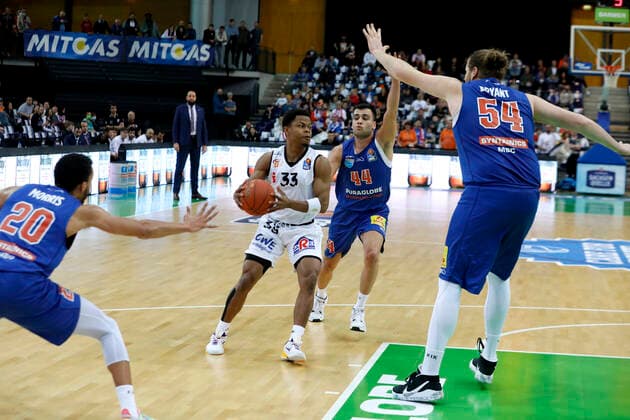 17.04.2022, easyCredit Basketball Bundesliga, BBL, Saison 2021 2022, Herren, Syntainics MBC - Chemnitz Niners Eric Washington, Niners Chemnitz, Nikola Rebic, Syntainics MBC Leipzig QUARTERBACK Immobilien ARENA Sachsen Germany