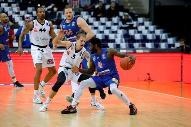 17.04.2022, easyCredit Basketball Bundesliga, BBL, Saison 2021 2022, Herren, Syntainics MBC - Chemnitz Niners Albert Jay English, Syntainics MBC, Malte Ziegenhagen, Niners Chemnitz Leipzig QUARTERBACK Immobilien ARENA Sachsen Germany