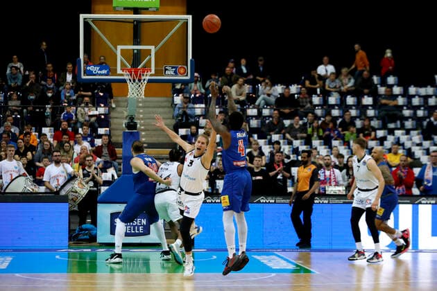 17.04.2022, easyCredit Basketball Bundesliga, BBL, Saison 2021 2022, Herren, Syntainics MBC - Chemnitz Niners Albert Jay English, Syntainics MBC Leipzig QUARTERBACK Immobilien ARENA Sachsen Germany