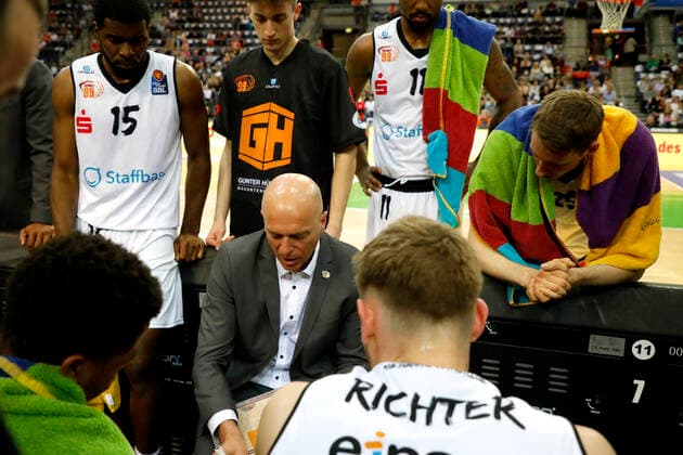 17.04.2022, easyCredit Basketball Bundesliga, BBL, Saison 2021 2022, Herren, Syntainics MBC - Chemnitz Niners Rodrigo Pastore (Headcoach), Niners Chemnitz Leipzig QUARTERBACK Immobilien ARENA Sachsen Germany