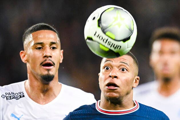 Sport Themen der Woche KW15 Sport Bilder des Tages Kylian Mbappe (PSG) vs William Saliba (OM) FOOTBALL : PSG vs OM - Ligue1 Uber Eats - 17 04 2022 JBAutissier Panoramic 
