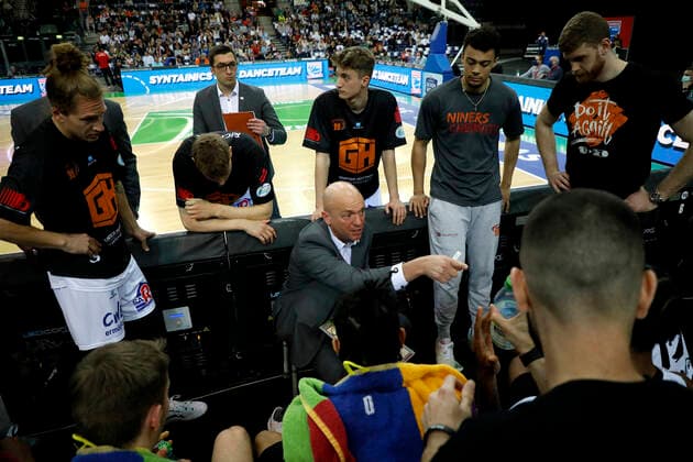 17.04.2022, easyCredit Basketball Bundesliga, BBL, Saison 2021 2022, Herren, Syntainics MBC - Chemnitz Niners Rodrigo Pastore (Headcoach), Niners Chemnitz im Gesräch mit den Spielern Leipzig QUARTERBACK Immobilien ARENA Sachsen Germany