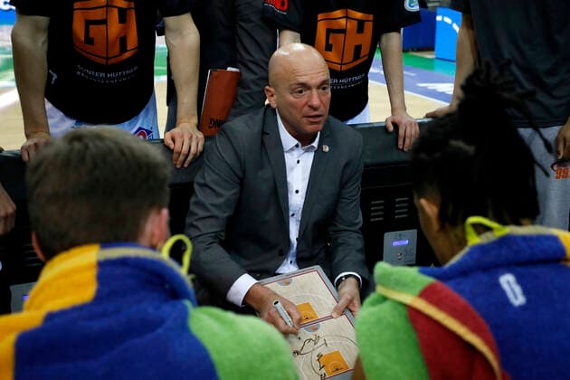 17.04.2022, easyCredit Basketball Bundesliga, BBL, Saison 2021 2022, Herren, Syntainics MBC - Chemnitz Niners Rodrigo Pastore (Headcoach), Niners Chemnitz im Gesräch mit den Spielern Leipzig QUARTERBACK Immobilien ARENA Sachsen Germany