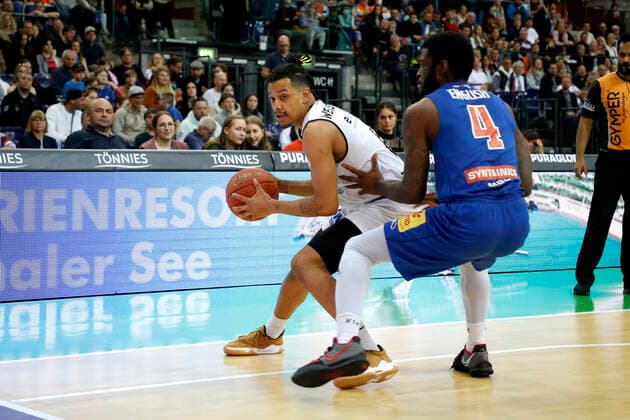 17.04.2022, easyCredit Basketball Bundesliga, BBL, Saison 2021 2022, Herren, Syntainics MBC - Chemnitz Niners Nelson Weidemann, Niners Chemnitz, Albert Jay English, Syntainics MBC Leipzig QUARTERBACK Immobilien ARENA Sachsen Germany