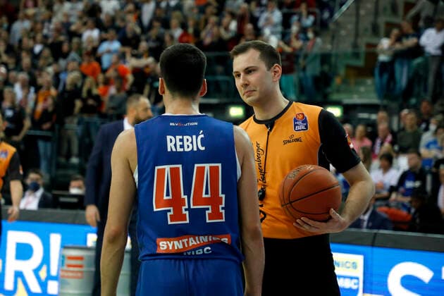 17.04.2022, easyCredit Basketball Bundesliga, BBL, Saison 2021 2022, Herren, Syntainics MBC - Chemnitz Niners Nikola Rebic, Syntainics MBC im Gespräch mit dem Schiedsrichter Leipzig QUARTERBACK Immobilien ARENA Sachsen Germany