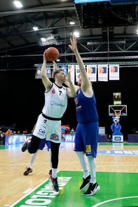 17.04.2022, easyCredit Basketball Bundesliga, BBL, Saison 2021 2022, Herren, Syntainics MBC - Chemnitz Niners Jonas Richter, Niners Chemnitz, John Bryant, Syntainics MBC Leipzig QUARTERBACK Immobilien ARENA Sachsen Germany