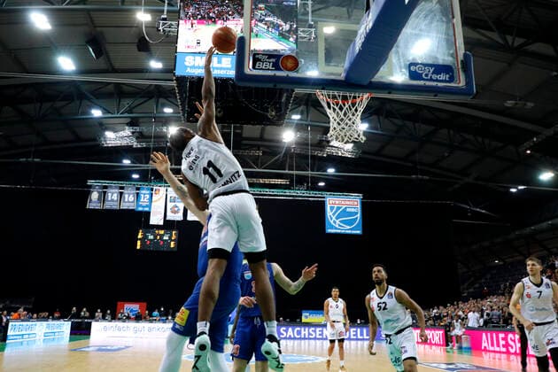 17.04.2022, easyCredit Basketball Bundesliga, BBL, Saison 2021 2022, Herren, Syntainics MBC - Chemnitz Niners Isiaha Mike, Niners Chemnitz Leipzig QUARTERBACK Immobilien ARENA Sachsen Germany