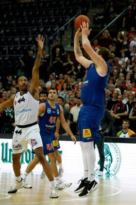 17.04.2022, easyCredit Basketball Bundesliga, BBL, Saison 2021 2022, Herren, Syntainics MBC - Chemnitz Niners John Bryant, Syntainics MBC, Darion Atkins, Niners Chemnitz Leipzig QUARTERBACK Immobilien ARENA Sachsen Germany