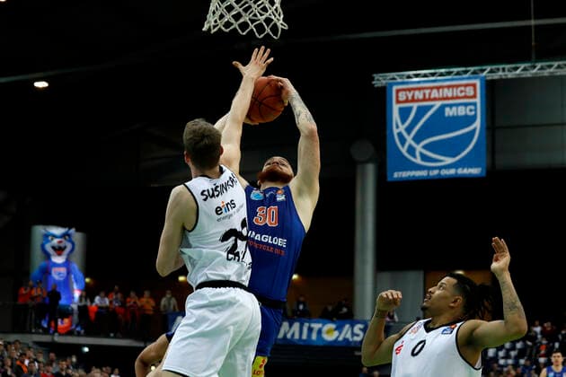 17.04.2022, easyCredit Basketball Bundesliga, BBL, Saison 2021 2022, Herren, Syntainics MBC - Chemnitz Niners Reggie Upshaw, Syntainics MBC, Mindaugas Susinskas, Niners Chemnitz Leipzig QUARTERBACK Immobilien ARENA Sachsen Germany