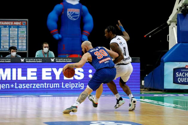 17.04.2022, easyCredit Basketball Bundesliga, BBL, Saison 2021 2022, Herren, Syntainics MBC - Chemnitz Niners Reggie Upshaw, Syntainics MBC, Isiaha Mike, Niners Chemnitz Leipzig QUARTERBACK Immobilien ARENA Sachsen Germany