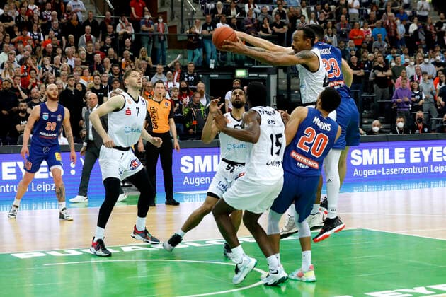 17.04.2022, easyCredit Basketball Bundesliga, BBL, Saison 2021 2022, Herren, Syntainics MBC - Chemnitz Niners Darion Atkins, Niners Chemnitz beim Rebound Leipzig QUARTERBACK Immobilien ARENA Sachsen Germany