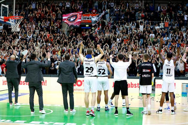 17.04.2022, easyCredit Basketball Bundesliga, BBL, Saison 2021 2022, Herren, Syntainics MBC - Chemnitz Niners Chemnitzer Fans applaudieren der Mannschaft nach dem Sieg Leipzig QUARTERBACK Immobilien ARENA Sachsen Germany