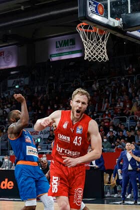 Vorne Christian Sengfelder (Brose Bamberg, 43) Brose Bamberg - ratiopharm Ulm - easyCredit-BBL - Basketball Bundesliga Saison 2021 22 Spieltag 31, 17.04.2022 Bamberg, Brose Arena Foto: Daniel Löb Loeb Copyright: DanielxLöb