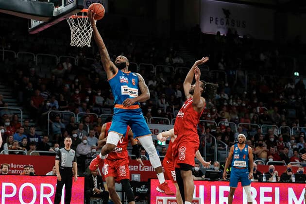 Links 05 Sean Evans (ratiopharm Ulm) Rechts Akil Mitchell (Brose Bamberg, 08) Brose Bamberg - ratiopharm Ulm - easyCredit-BBL - Basketball Bundesliga Saison 2021 22 Spieltag 31, 17.04.2022 Bamberg, Brose Arena Foto: Daniel Löb Loeb Copyright: DanielxLöb