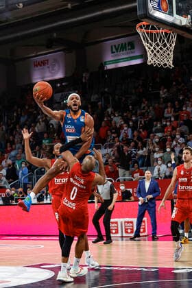 Oben 04 Jaron Blossomgame (ratiopharm Ulm) Unten Chris Dowe (Brose Bamberg, 00) Brose Bamberg - ratiopharm Ulm - easyCredit-BBL - Basketball Bundesliga Saison 2021 22 Spieltag 31, 17.04.2022 Bamberg, Brose Arena Foto: Daniel Löb Loeb Copyright: DanielxLöb