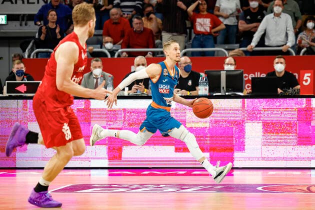 Rechts 22 Thomas Klepeisz (ratiopharm Ulm) Links Christian Sengfelder (Brose Bamberg, 43) Brose Bamberg - ratiopharm Ulm - easyCredit-BBL - Basketball Bundesliga Saison 2021 22 Spieltag 31, 17.04.2022 Bamberg, Brose Arena Foto: Daniel Löb Loeb Copyright: DanielxLöb