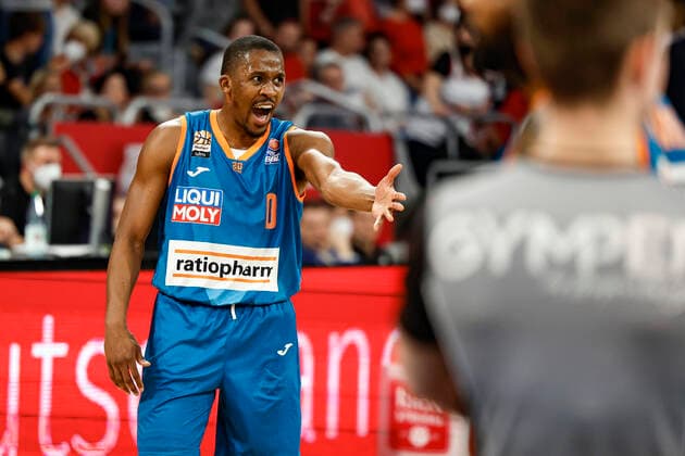 Motzt mit seinen Mitspielern: 00 Semaj Christon (ratiopharm Ulm) Brose Bamberg - ratiopharm Ulm - easyCredit-BBL - Basketball Bundesliga Saison 2021 22 Spieltag 31, 17.04.2022 Bamberg, Brose Arena Foto: Daniel Löb Loeb Copyright: DanielxLöb