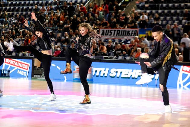 17.04.2022, easyCredit Basketball Bundesliga, BBL, Saison 2021 2022, Herren, Syntainics MBC - Chemnitz Niners Edith Stehfest, Pre-game und Halbzeitshowact Leipzig QUARTERBACK Immobilien ARENA Sachsen Germany