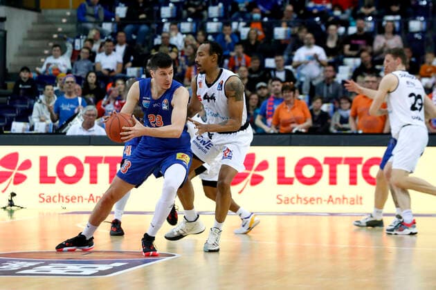 17.04.2022, easyCredit Basketball Bundesliga, BBL, Saison 2021 2022, Herren, Syntainics MBC - Chemnitz Niners Goran Huskic, Syntainics MBC, Darion Atkins, Niners Chemnitz Leipzig QUARTERBACK Immobilien ARENA Sachsen Germany