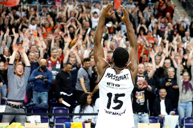 17.04.2022, easyCredit Basketball Bundesliga, BBL, Saison 2021 2022, Herren, Syntainics MBC - Chemnitz Niners Frantz Massenat, Niners Chemnitz jubelt mit den Fans Leipzig QUARTERBACK Immobilien ARENA Sachsen Germany