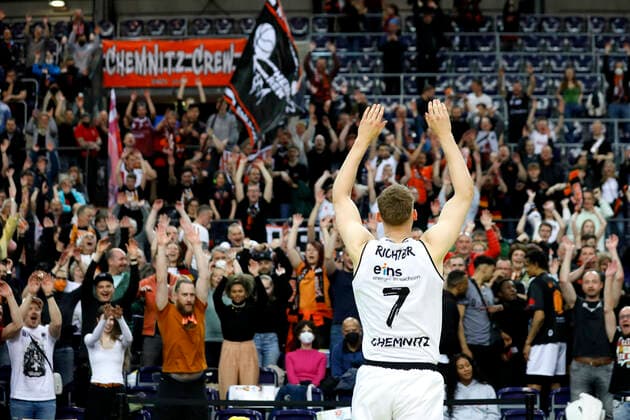 17.04.2022, easyCredit Basketball Bundesliga, BBL, Saison 2021 2022, Herren, Syntainics MBC - Chemnitz Niners Jonas Richter, Niners Chemnitz jubelt mit den Fans Leipzig QUARTERBACK Immobilien ARENA Sachsen Germany