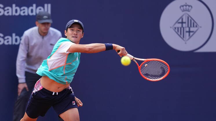 ESP: Barcelona Open Banc, Condfe de Godo Trophy Soonwooi Kwon during the match of Barcelona Open Banc Sabadell, Conde de Godo Trophy between Soonwooi Kwon and Benoit Pairee played at Real Club de Tenis Barccelona on April 18, 2022 in Barcelona, Spain. kpmg Copyright: xBaguxBlancox xxPRESSINPHOTOtx DSC09349