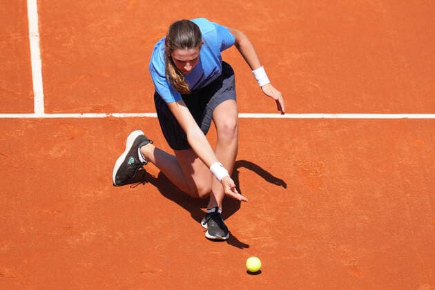 ESP: Barcelona Open Banc, Condfe de Godo Trophy BallgirlSoonwooi Kwon during the match of Barcelona Open Banc Sabadell, Conde de Godo Trophy between Soonwooi Kwon and Benoit Pairee played at Real Club de Tenis Barccelona on April 18, 2022 in Barcelona, Spain. kpmg Copyright: xBaguxBlancox xxPRESSINPHOTOtx PS_220418_077