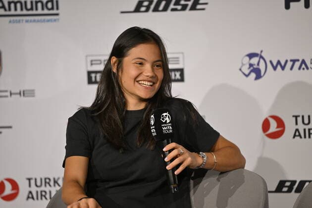 Emma Raducanu (GBR) im Interview Mikrofon Mikro Logo Tennis Damen Porsche-Cup Porsche Tennis Grand Prix GP Stuttgart 2022 Porsche Arena 18.04.2022 DFL REGULATIONS PROHIBIT ANY USE OF PHOTOGRAPHS AS IMAGE SEQUENCES AND OR QUASI-VIDEO Porsche Tennis Grand Prix GP Stuttgart 2022