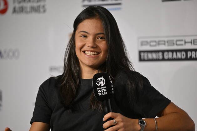 Emma Raducanu (GBR) im Interview Mikrofon Mikro Logo Tennis Damen Porsche-Cup Porsche Tennis Grand Prix GP Stuttgart 2022 Porsche Arena 18.04.2022 DFL REGULATIONS PROHIBIT ANY USE OF PHOTOGRAPHS AS IMAGE SEQUENCES AND OR QUASI-VIDEO Porsche Tennis Grand Prix GP Stuttgart 2022