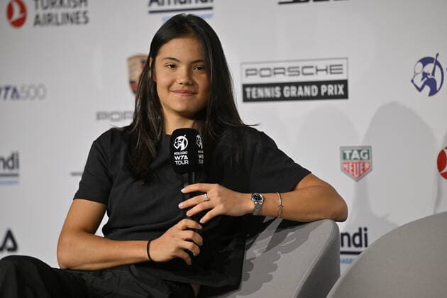 Emma Raducanu (GBR) im Interview Mikrofon Mikro Logo Tennis Damen Porsche-Cup Porsche Tennis Grand Prix GP Stuttgart 2022 Porsche Arena 18.04.2022 DFL REGULATIONS PROHIBIT ANY USE OF PHOTOGRAPHS AS IMAGE SEQUENCES AND OR QUASI-VIDEO Porsche Tennis Grand Prix GP Stuttgart 2022