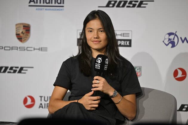 Emma Raducanu (GBR) im Interview Mikrofon Mikro Logo Tennis Damen Porsche-Cup Porsche Tennis Grand Prix GP Stuttgart 2022 Porsche Arena 18.04.2022 DFL REGULATIONS PROHIBIT ANY USE OF PHOTOGRAPHS AS IMAGE SEQUENCES AND OR QUASI-VIDEO Porsche Tennis Grand Prix GP Stuttgart 2022